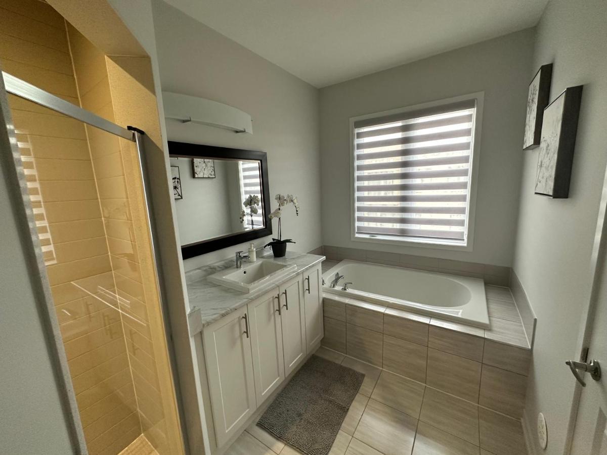 Modern Townhouse, Vaughan, Ontario, Canada エクステリア 写真