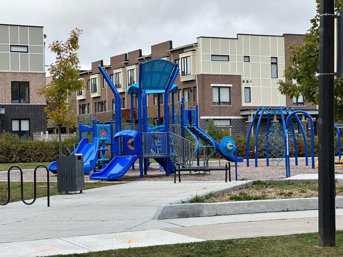 Modern Townhouse, Vaughan, Ontario, Canada エクステリア 写真