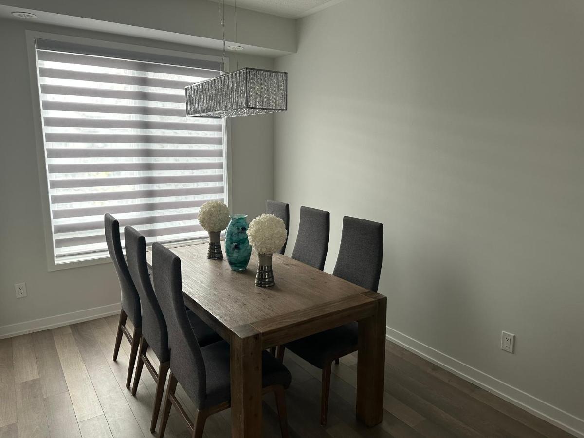 Modern Townhouse, Vaughan, Ontario, Canada エクステリア 写真