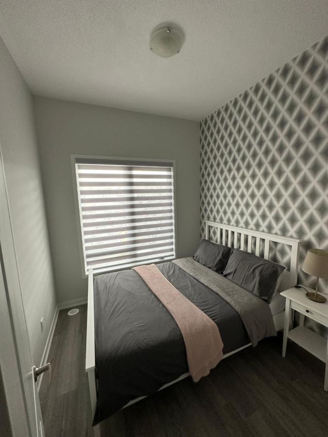 Modern Townhouse, Vaughan, Ontario, Canada エクステリア 写真