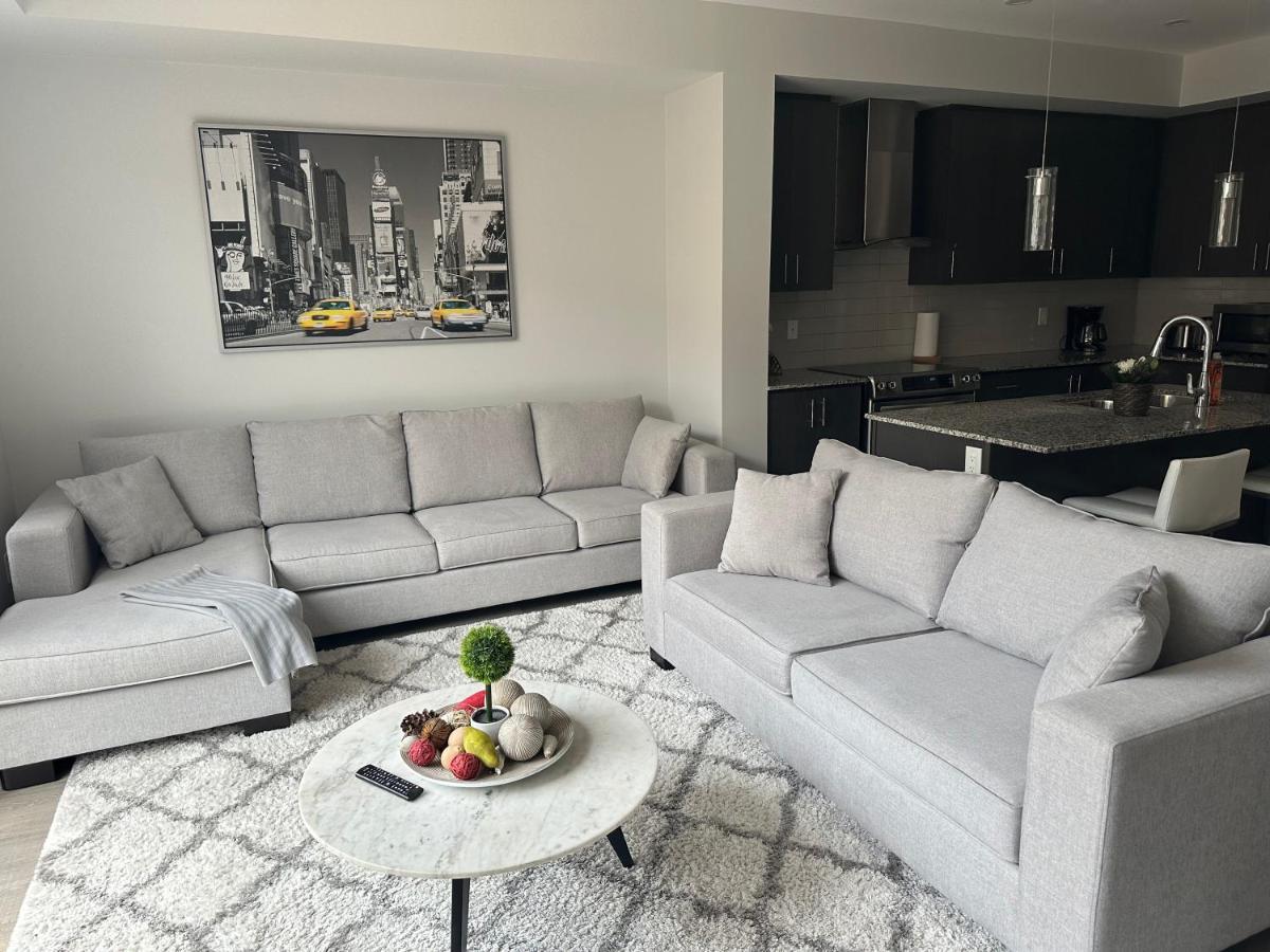 Modern Townhouse, Vaughan, Ontario, Canada エクステリア 写真