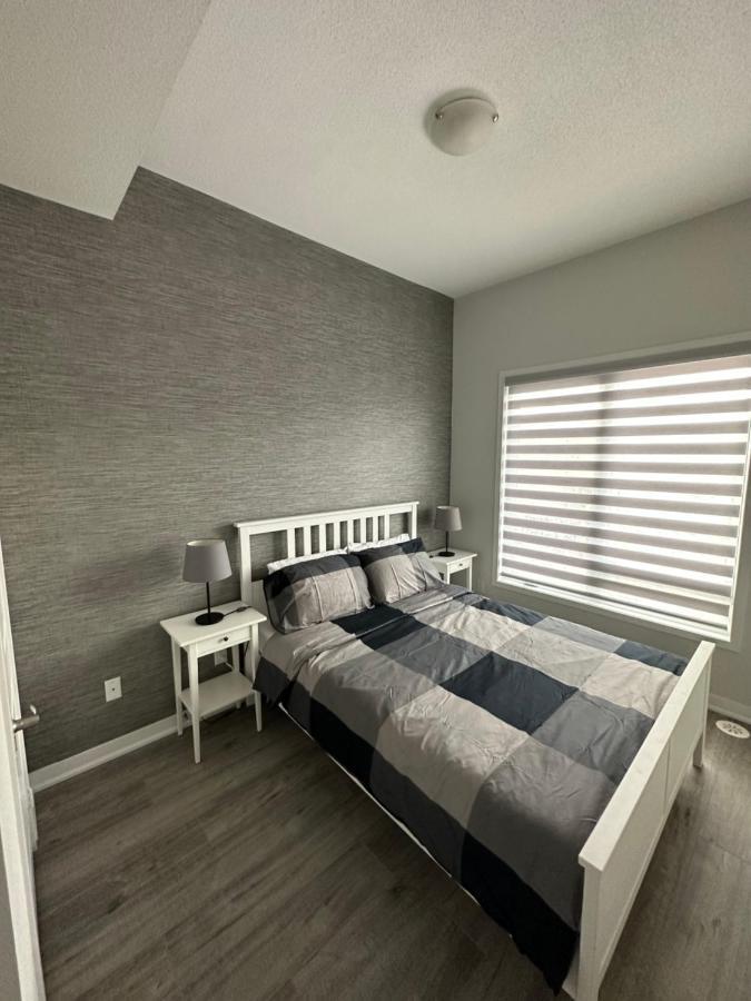 Modern Townhouse, Vaughan, Ontario, Canada エクステリア 写真