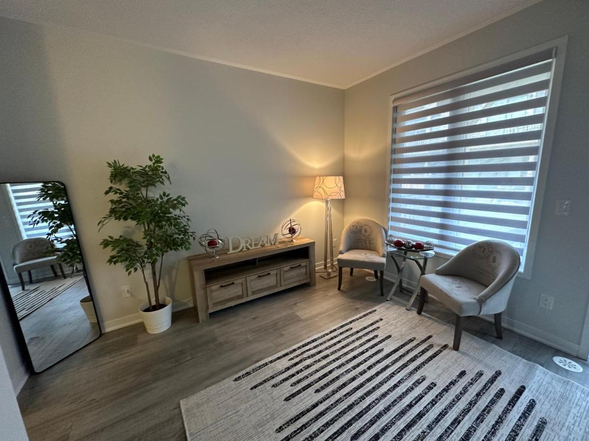 Modern Townhouse, Vaughan, Ontario, Canada エクステリア 写真
