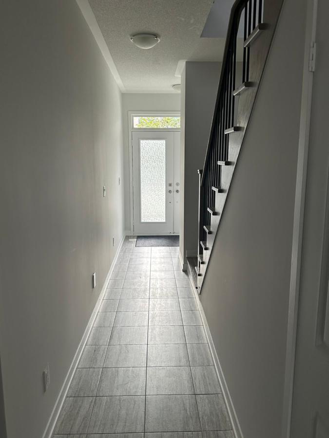 Modern Townhouse, Vaughan, Ontario, Canada エクステリア 写真