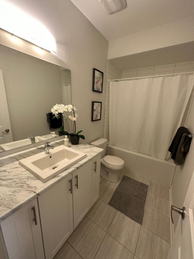 Modern Townhouse, Vaughan, Ontario, Canada エクステリア 写真