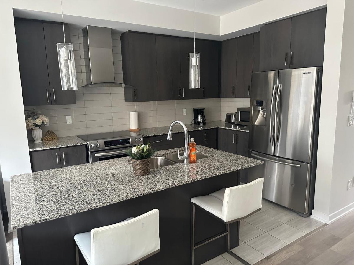 Modern Townhouse, Vaughan, Ontario, Canada エクステリア 写真